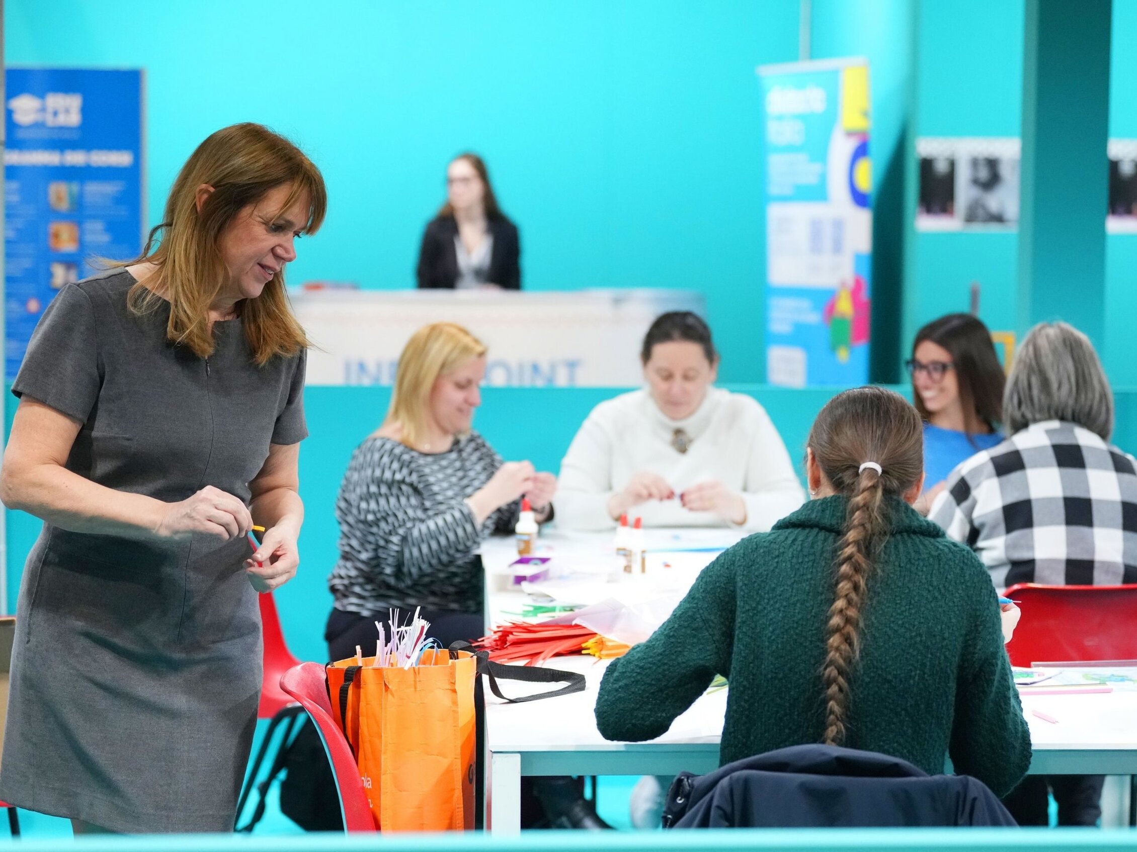 Docente e partecipanti durante un laboratorio creativo nell'area Edu Lab di Abilmente dedicata alle attività didattiche
