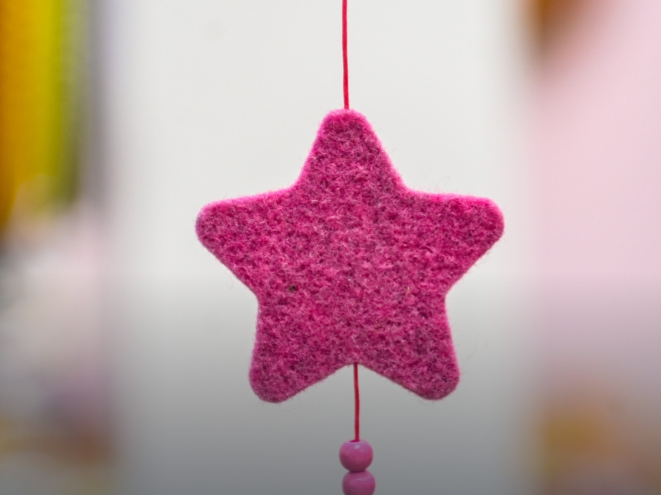 Decorazione a forma di stella in feltro rosa realizzata a mano, ideale per decorazioni creative e natalizie