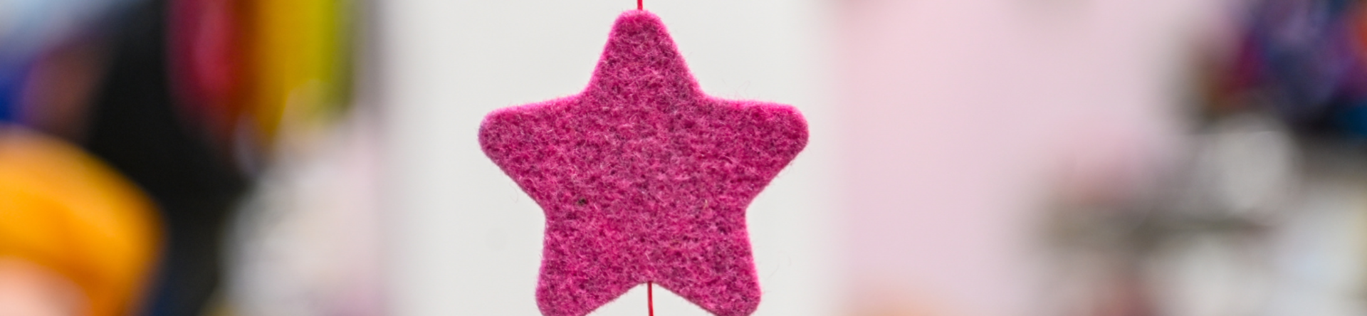 Decorazione a forma di stella in feltro rosa, elemento handmade per creazioni creative e fai da te