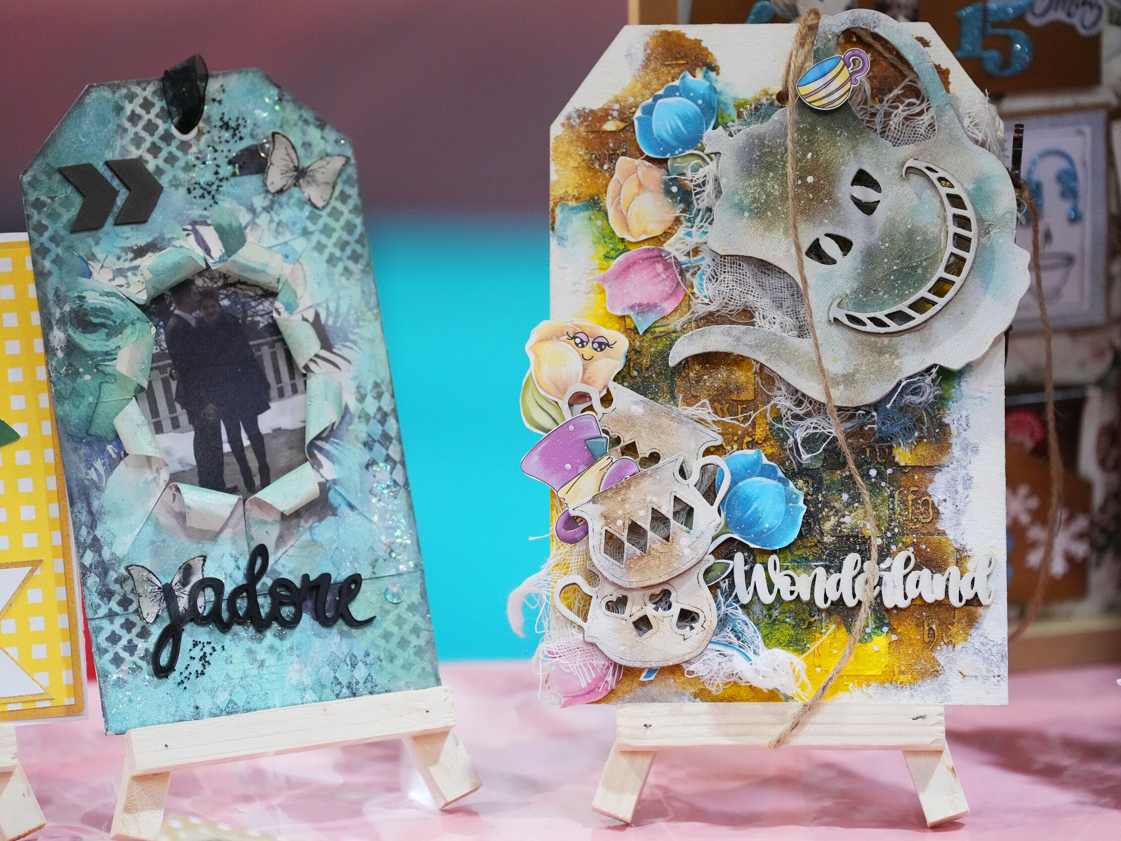 Card scrapbooking decorata con elementi floreali e scritte, progetto creativo in carta fatto a mano