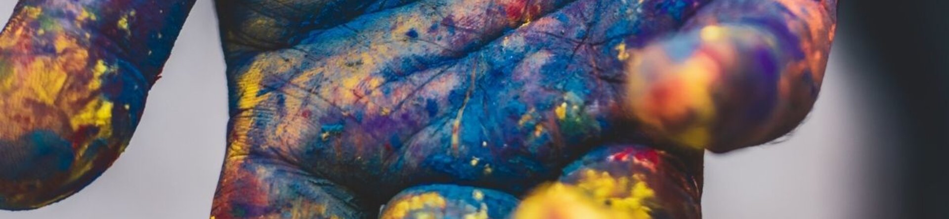 Mano dipinta con colori vivaci, simbolo di creatività e inclusione sociale durante il seminario Autòs ad Abilmente Vicenza 2025.
