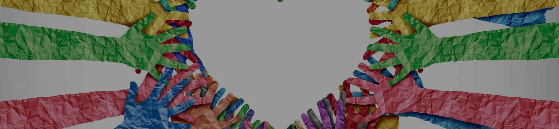 Mani colorate che si incontrano formando un cerchio, simbolo di condivisione, inclusione e comunità
