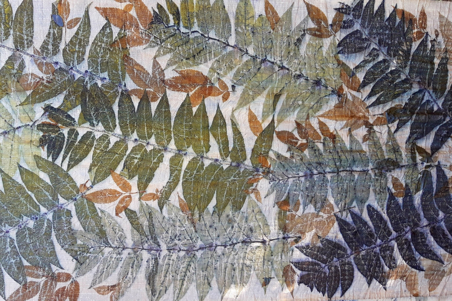 tessuto stampato a foglie in ecoprinting