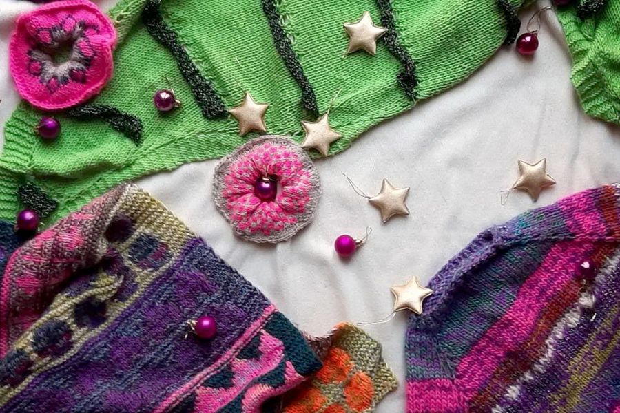 abbigliamento colorato fatto a mano a maglia e uncinetto