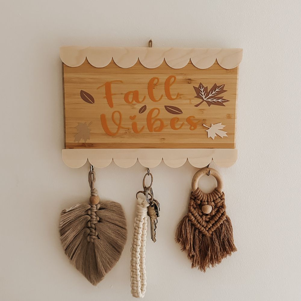 Casetta portachiavi in legno decorata con Cricut e Dremel