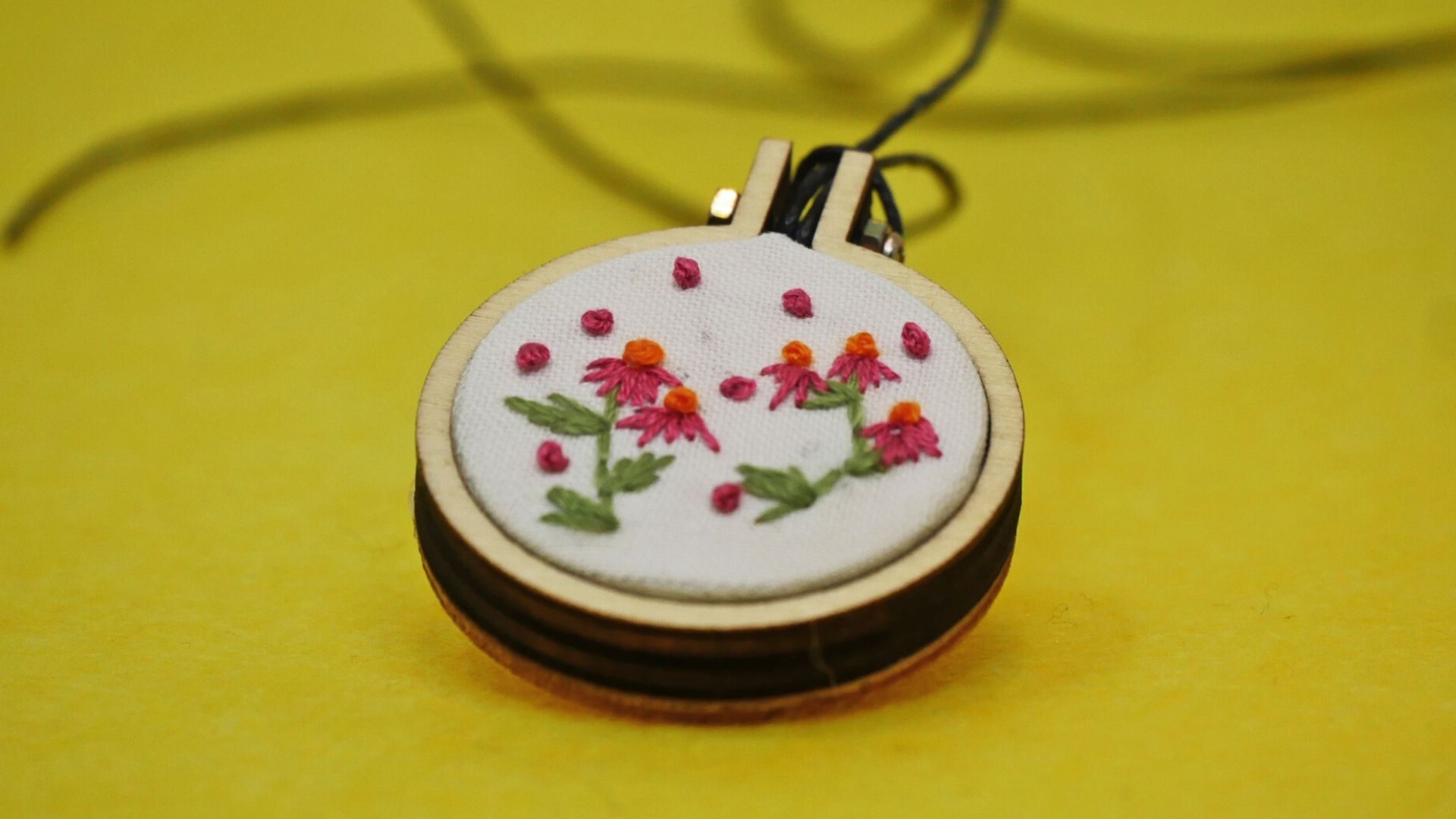 COME COSTRUIRE UNA COLLANA RICAMATA A MANO