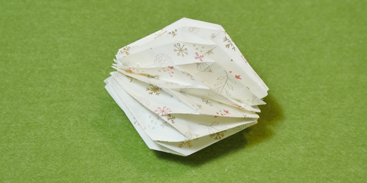 COME COSTRUIRE UNA PALLINA ORIGAMI DI NATALE